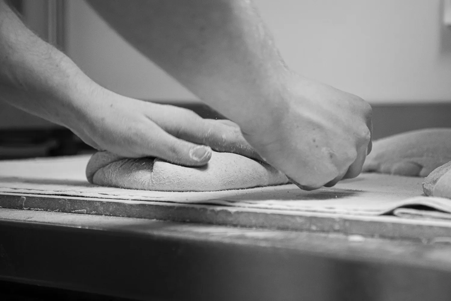 Façonnage de la pâte à la main