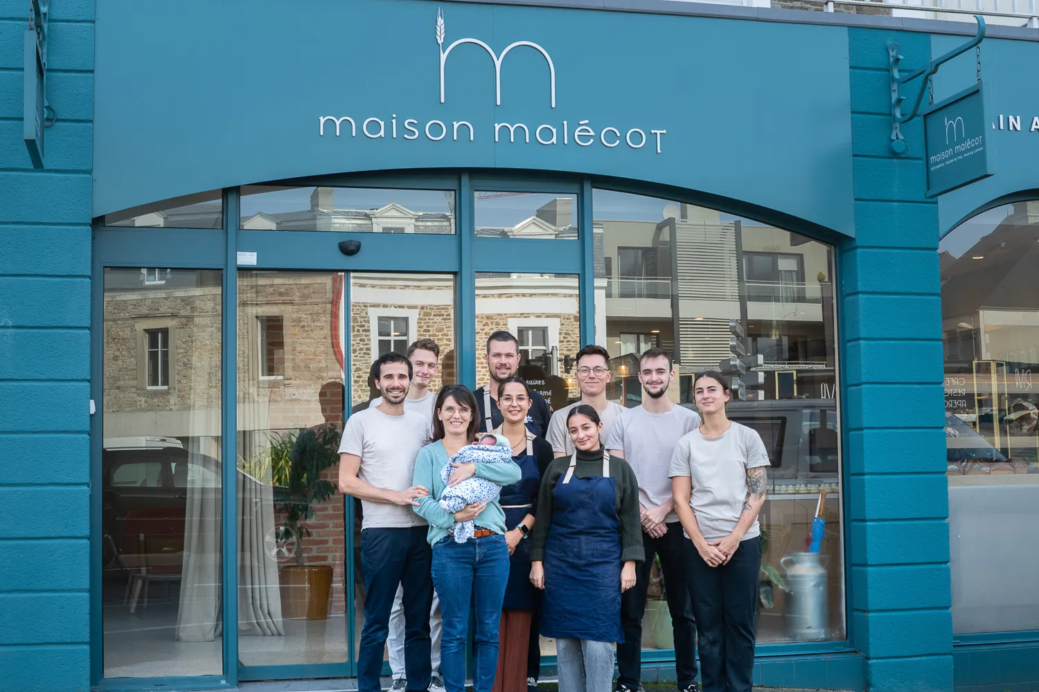 L'équipe de la Maison Malécot réunie devant la devanture de la boutique