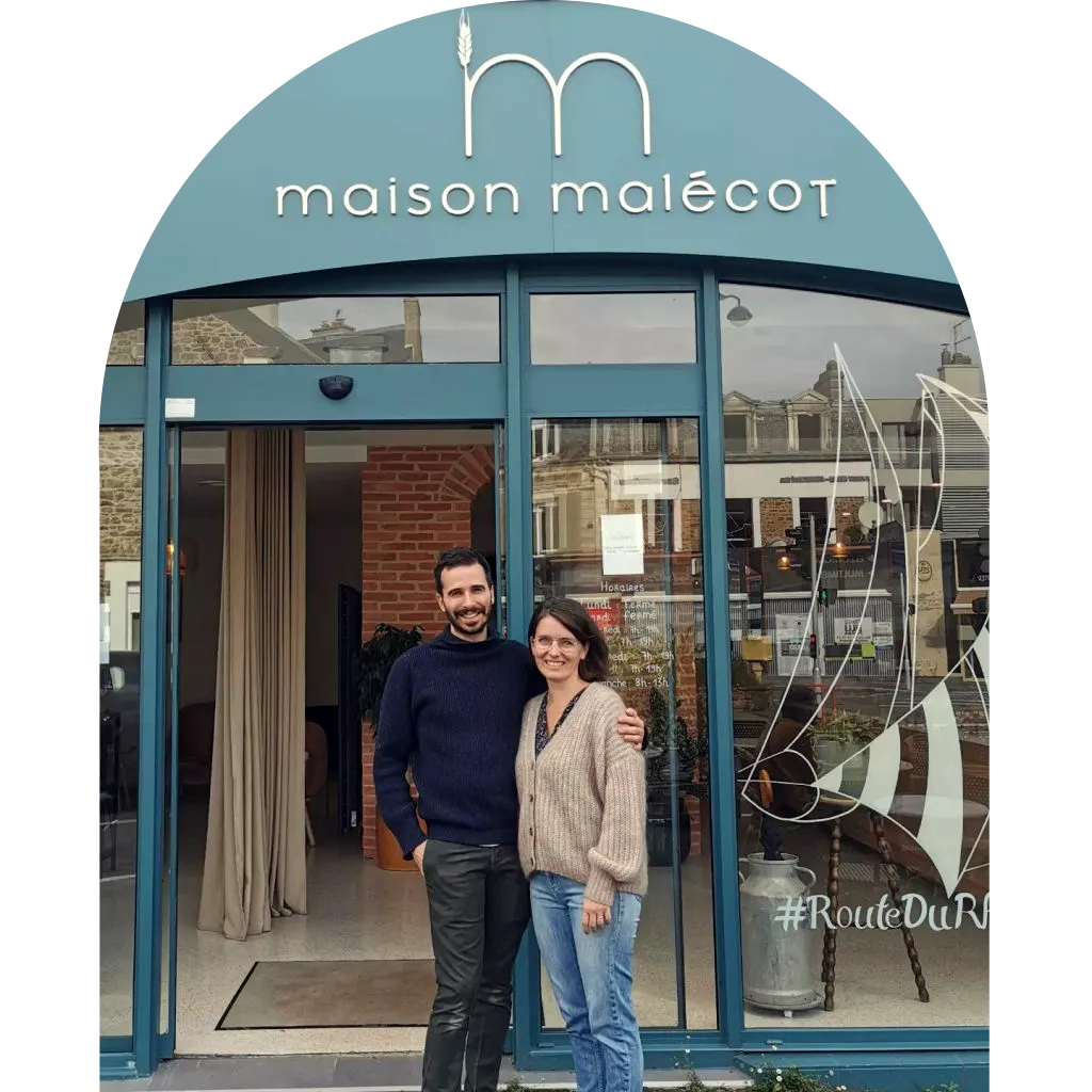 Giovanni et Clémence, fondateurs, devant la devanture de la Maison Malécot