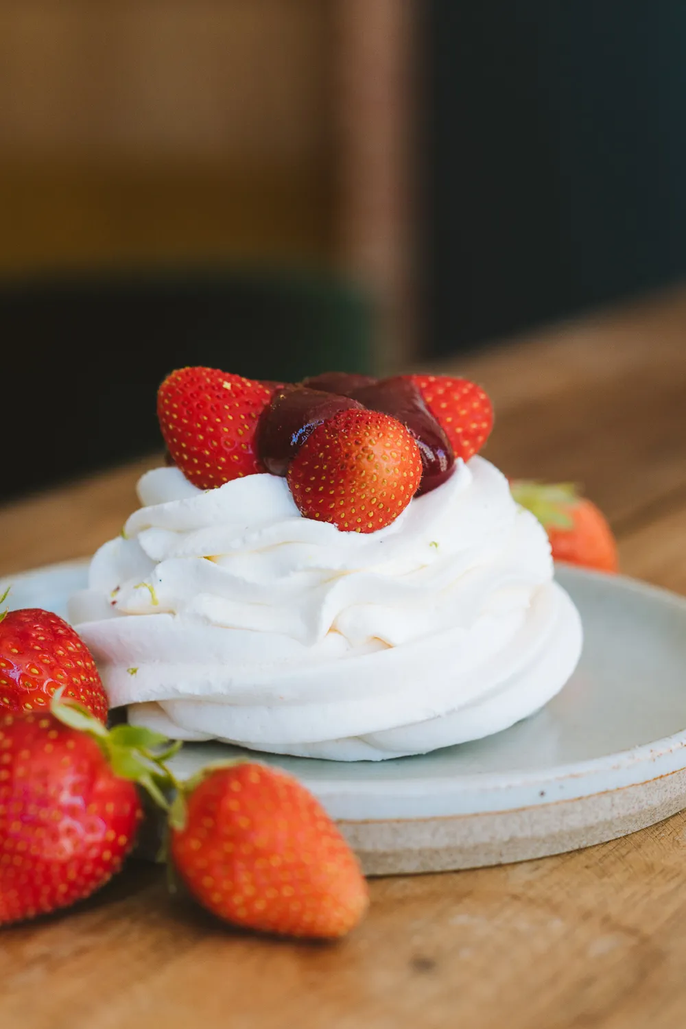 Pavlova meringuée aux fraises fraîches