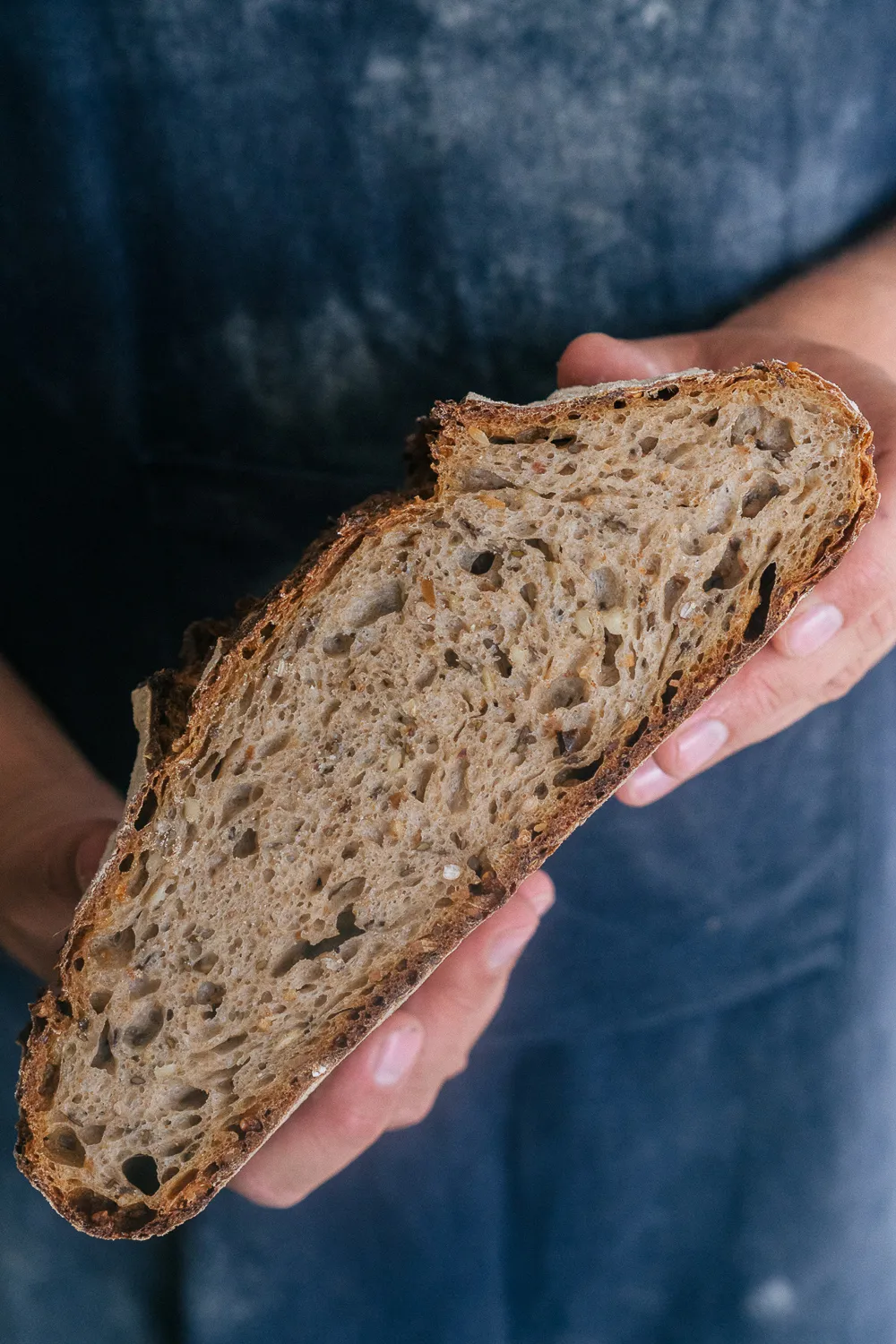 Tranche de pain au levain tenue en main