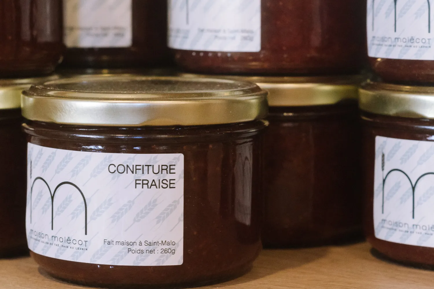 Bocaux de confiture de fraise maison