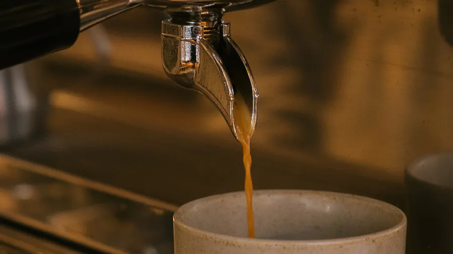Café en cours d'extraction sous la machine