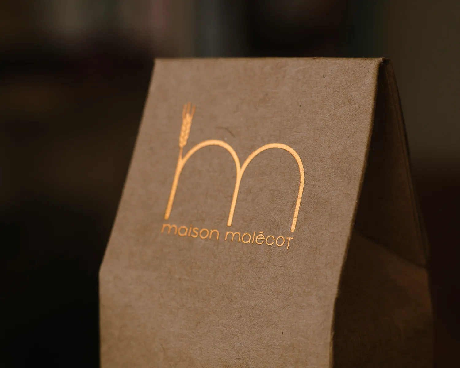 Sachet kraft au monogramme de la maison, produits d'épicerie fine