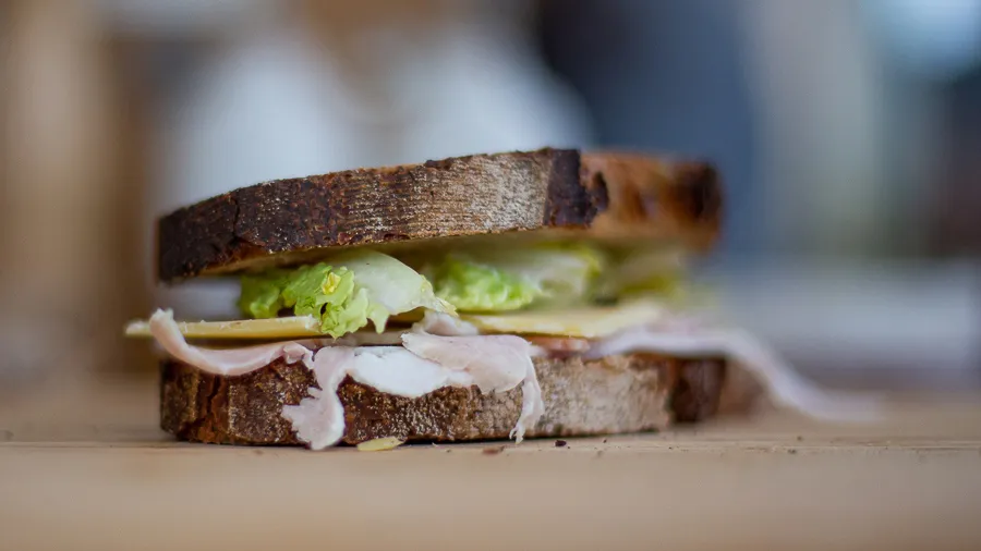 Tartine ouverte sur pain au levain, à emporter